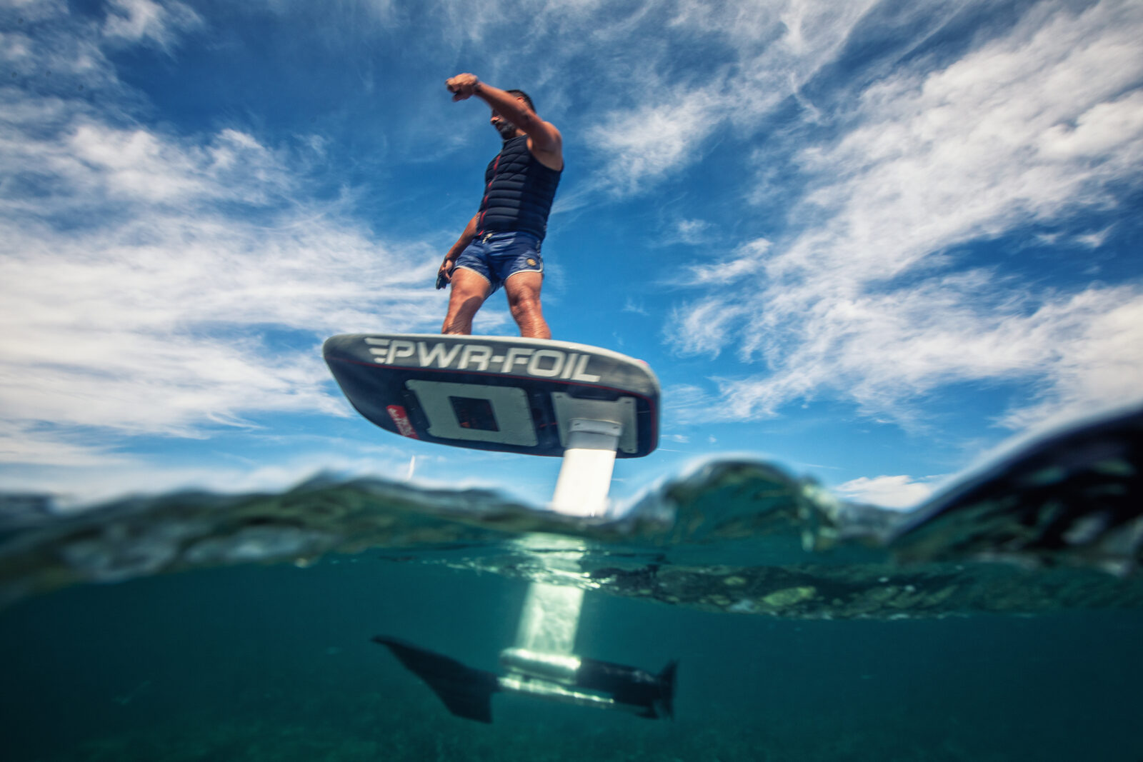 Rider Wingbox les bras levés après une session d'eFoil réussie