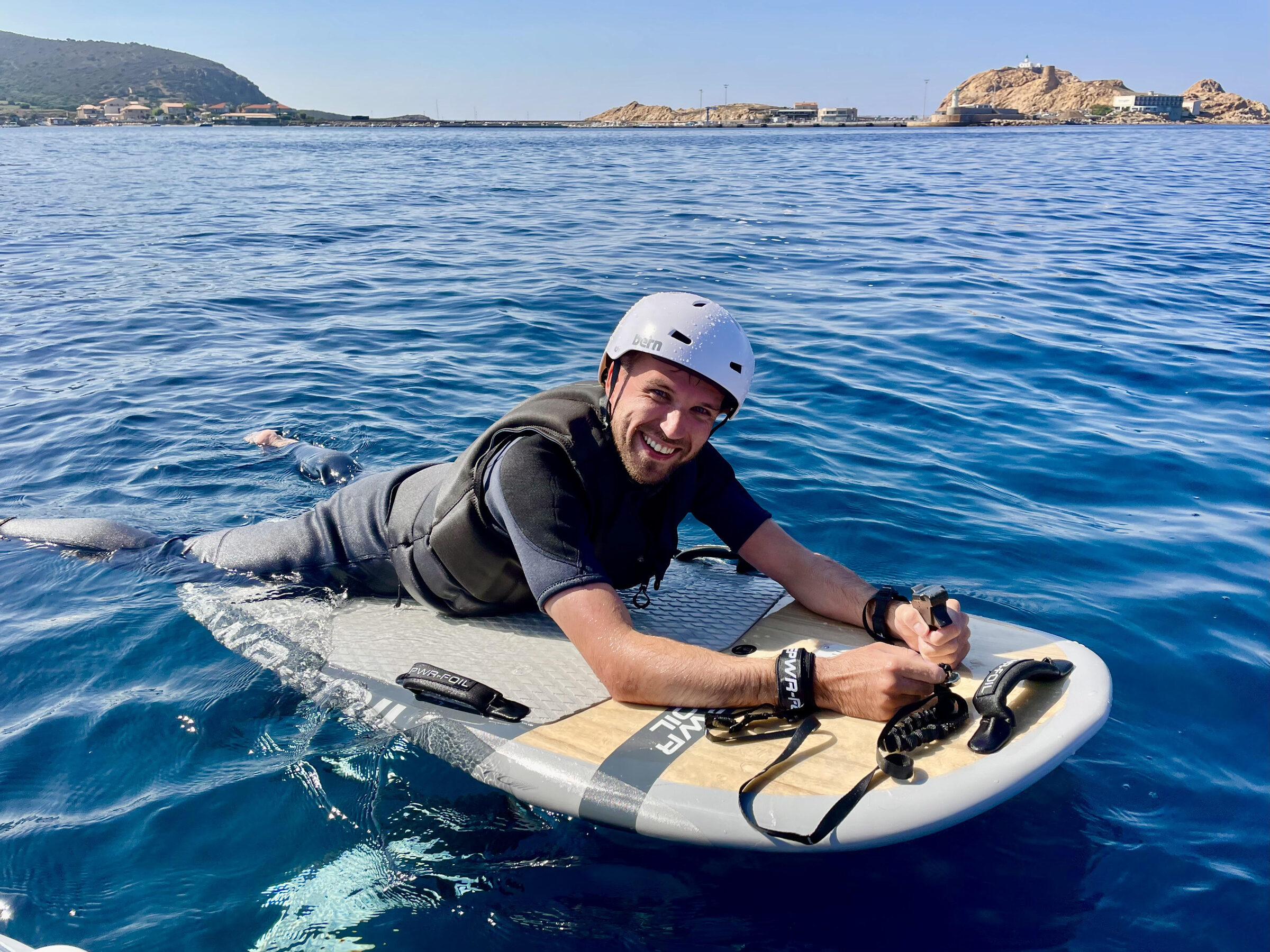 Session eFoil Wingbox, saut au-dessus de l'eau dans la baie de L'Île-Rousse